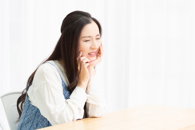 歯が痛い女性