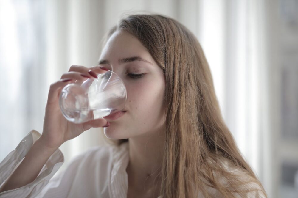 水を飲む女性 ドライマウス(口腔乾燥症)のイメージ